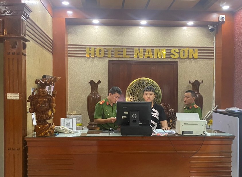 Hotel Nam Sơn, số 25 Đồng Cau, thị trấn Núi Đèo (Thủy Nguyên) hoạt động khi chưa được cấp phép kinh doanh